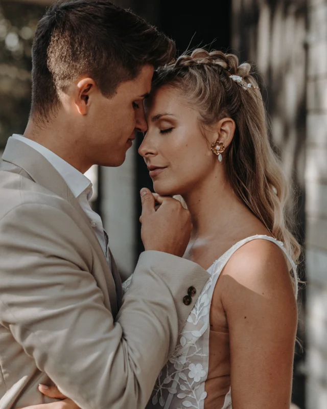 Ein Jahr ist dieser Workshop her. Wahnsinn wie die Zeit rennt! 🤭 Liebe die Bilder immer noch sehr.

Workshop & Planung: @kirasteinfotografie
Location: @the_framehouse
Papeterie: @zartmint
Paar: @comeandlookatus
Styling: @makeup_artist_lorena
Kleid: @sayjess_deinbrautladen
Schmuck: @refinedbohemia
Deko & Floristik: @senape_design
Fotografin: @claraspictures