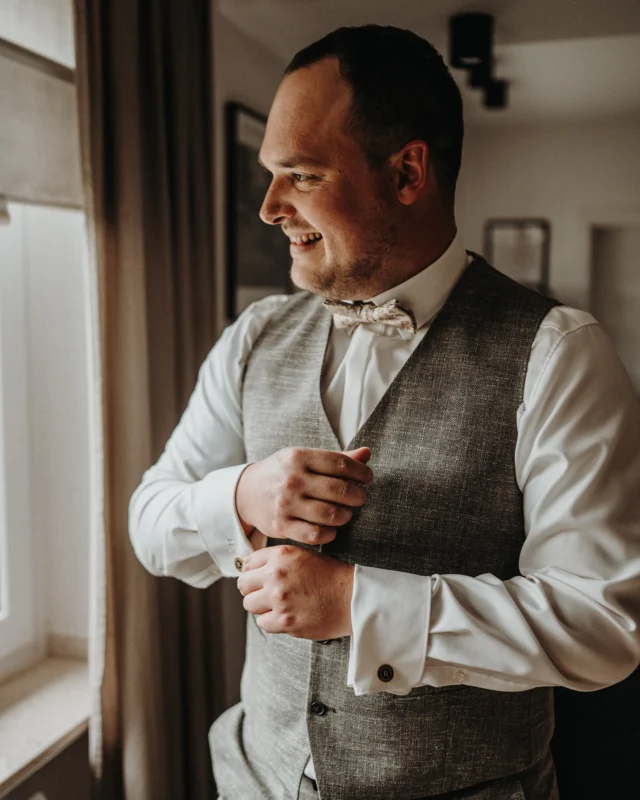 Das Getting Ready einer Hochzeit ist so viel mehr als nur die Vorbereitung auf den großen Tag. Es ist eine intime Zeit, voller Vorfreude, Aufregung und oft auch ein wenig Nervosität. In diesen kostbaren Stunden entstehen unvergessliche Augenblicke – der erste Blick in den Spiegel, das Anlegen des Brautkleids und die Unterstützung der engsten Freunde und Familie. ✨🥹

#gettingready#hochzeitsfotografie#hochzeitsfotos#hochzeitsfotografin
