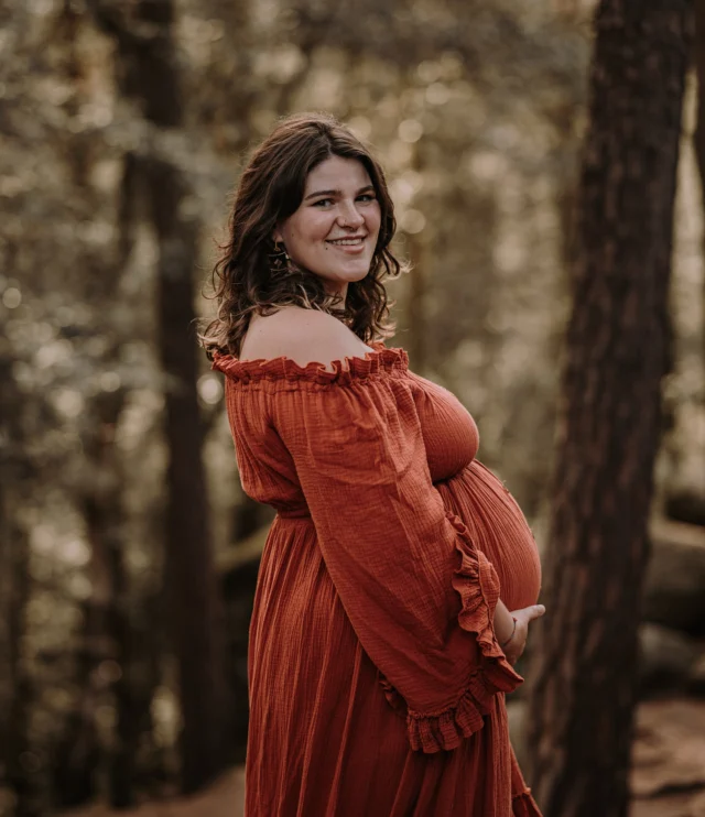 Es wird Zeit, dass ich Euch ein paar Bilder aus dem Babybauchshooting mit meiner Cousine teile 🥺  Das Kind ist mittlerweile schon über ein Jahr alt. 🤭🤭 Bei dem Shooting ist ein großer Traum, einmal in der Sächsischen Schweiz, zwischen den Felsen zu fotografieren, in Erfüllung gegangen.
Das Kleid könnt ihr Euch übrigens bei mir für ein Babybauchshooting aussuchen und tragen. Wie findet ihr es? 😍 Ich lieeeebe die Farbe.

#pregnancy#pregnancyphotoshoot#schwangerschaftsshooting#babybauch#babybelly#fotografininnrw#fotografinindüsseldorf